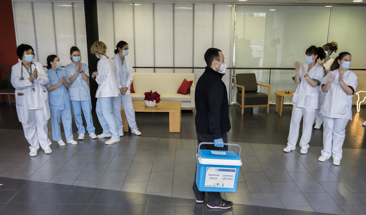 Personal sociosanitario aplaude la llegada de las primeras vacunas en Hondarribia, el 27 de diciembre. (Gorka RUBIO | AFP) 