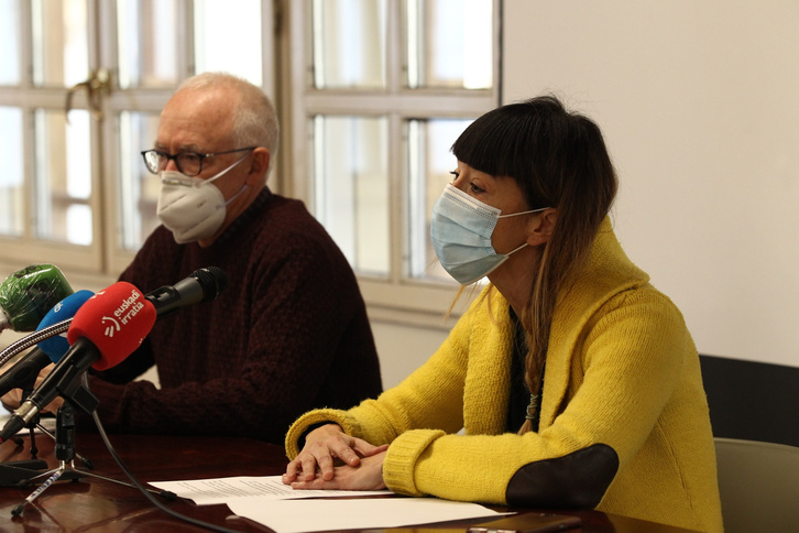 Joseba Azkarraga y Begoña Atxa, en la comparecencia de Sare de hoy en Bilbo. (Aritz LOIOLA/FOKU)