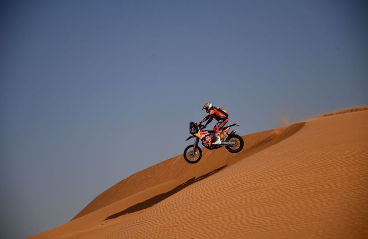 El australiano Toby Price, líder en motos, durante la sexta jornada del Dakar. (Franck FIFE/AFP)