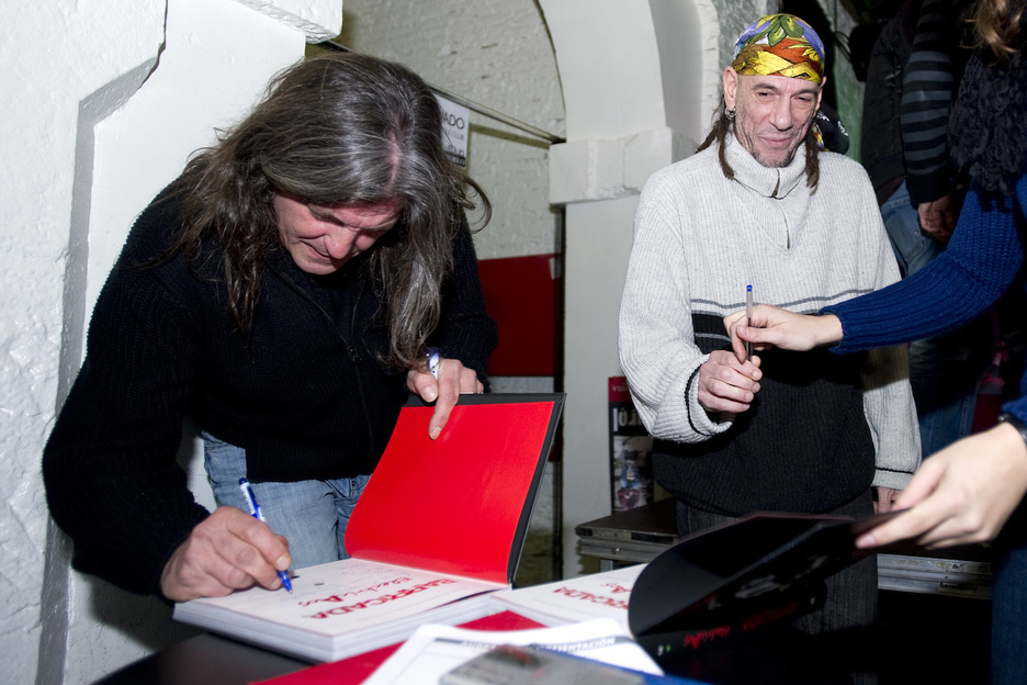 En 2010, firmando un ejemplar del libro ‘Electricaos’. (Iñigo URIZ/FOKU)