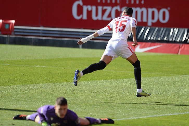 En-Nesyri celebra uno de sus goles ante un Remiro desacertado en el 1-0. (Cristina QUICLER/AFP)
