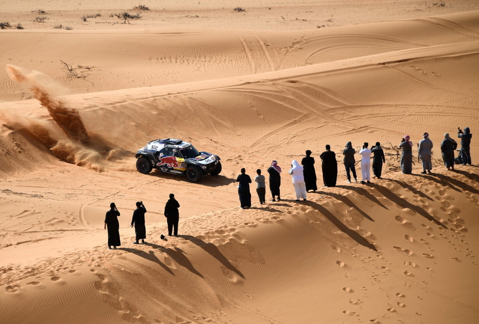 Stephane Peterhansel, segundo en la general, y el público de Arabia Saudí. (Franck FIFE / AFP) Stephane Peterhansel, segundo en la general, y el público de Arabia Saudí. (Franck FIFE / AFP)