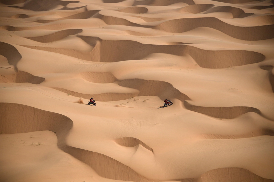 Dos pilotos de motos ante la inmensidad de las dunas de Arabia Saudí. (Franck FIFE / AFP)