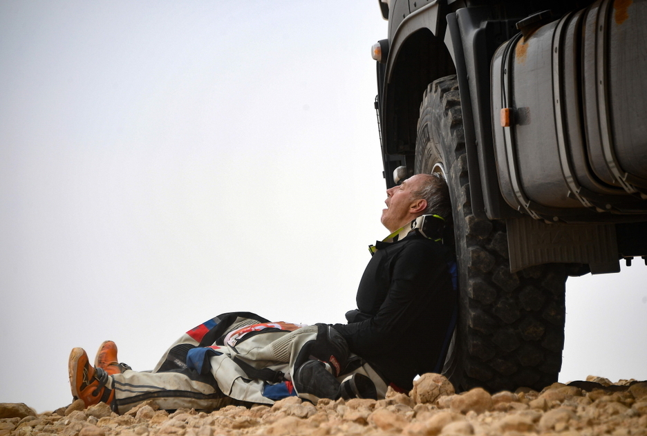 El piloto Pasca Rauber descansa durante una etapa. (Franck FIFE / AFP)