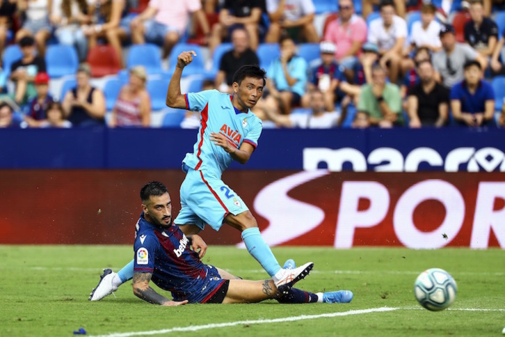 Inui en una imagen de la última visita armera al Ciutat de Valencia, el único duelo entre Eibar y Levante que se ha saldado sin goles. (J.M. Fernández de Velasco/LOF)