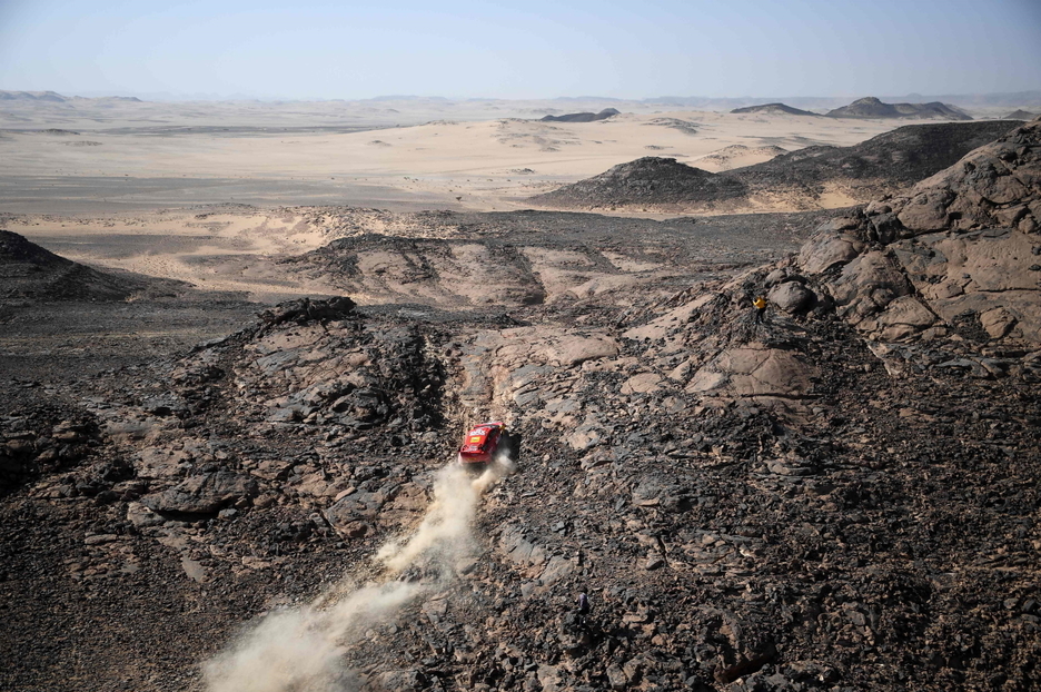 El paisaje de Arabia Saudí y Nani Roma, en la tercera etapa. (Franck FIFE / AFP)