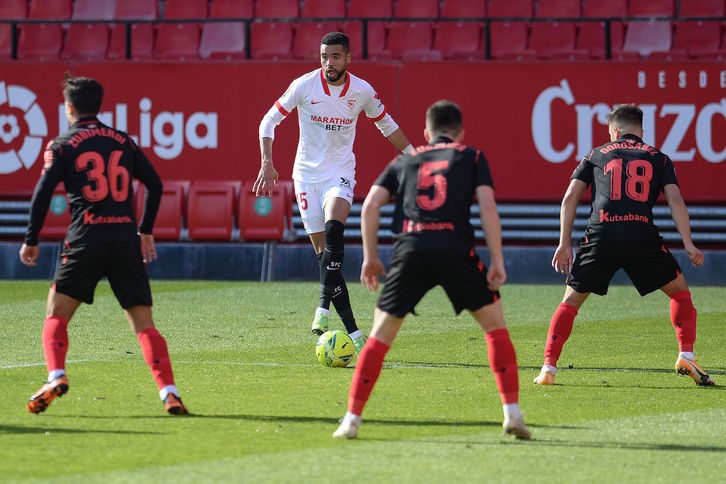 El goleador En-Nesyri controla el balón ante la pasividad de Gorosabel, Zubeldia y Zubimendi. (Cristina QUICLER/AFP)  