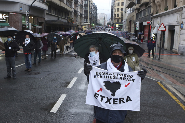 La movilización de Bilbo, a su paso por la calle Buenos Aires. (Oscar MATXIN/FOKU)