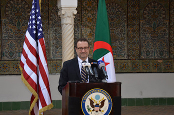 El subsecretario de Estado para Oriente Próximo y el Norte de Africa, David Schenker durante su estancia en Argelia (Foto: AFP)