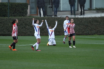 Las armeras celebran la victoria lograda en Lezama. (Aritz LOIOLA / FOKU)