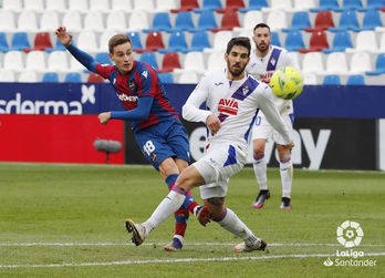 De Frutos remata a puerta pese a la oposición de Bigas. (La Liga)
