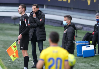 Machín durante el partido en Cádiz. (LOF)