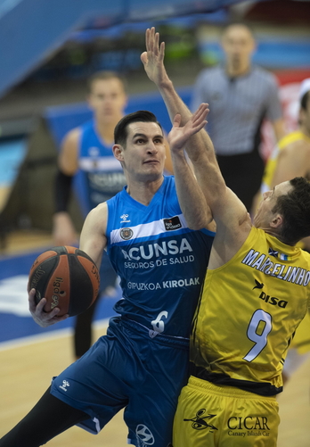 Span, que ha logrado 13 puntos, trata de hacerse un hueco ante Huertas. (Jon URBE / FOKU)