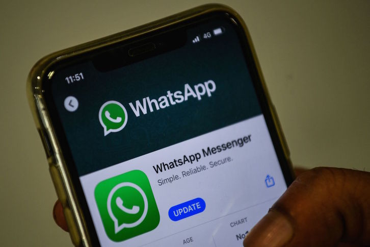 Un usuario actualiza su aplicación de WhatsApp en Mumbai. (Indranil MUKHERJEE / AFP)