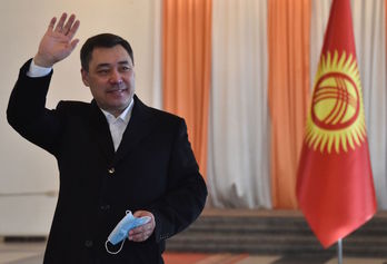 El presidente electo kirguís, Sadir Zhaparov, votó en Biskek. (Vyacheslav OSELEDKO / AFP). (