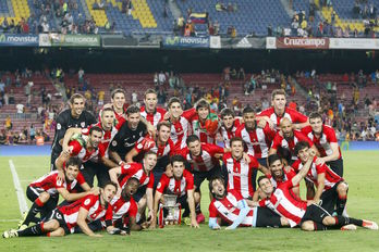 Jugadores del Athletic celebrando la victoria en la Supercopa de 2015 por las calles de Bilbo. (Monika DEL VALLE / FOKU)