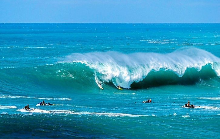 Sunset Beacheko eskuin olatua. (Surfer.com)