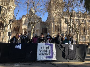 Adrià Carrasco, frente al TSJC, durante la comparecencia de hoy. (@EtVolemACasa)