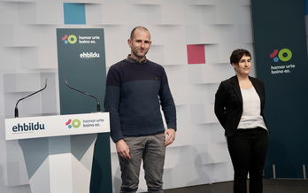 Garikoitz Mujika eta Onintze Oleagak aurkeztu dute EH Bilduren kongresua. (Andoni CANELLADA / FOKU)