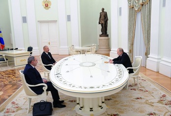 Aliyev Azerbaiyaneko presidentea eta Pashinian Armeniako lehen ministroa Errusiako agintariearen aurrean. (Mijail KLIMENTYEV/AFP)