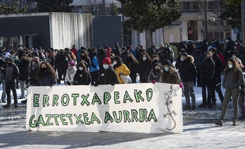 Concentración a favor de las personas que estaban declarando en el Palacio de Justicia de Iruñea en relación al gaztetxe de Arrotxapea. (Jagoba MANTEROLA/FOKU)