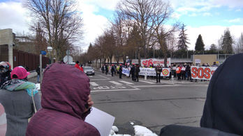 Concentración de hosteleros hoy ante Lehendakaritza. (GASTEIZ OSTALARITZA)