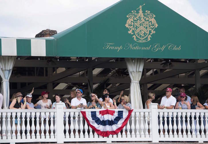 El público presencia la llegada de Trump a su campo de golf en Bedminster, en 2017. (Saul LOEB/AFP)