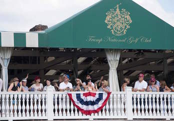 El público presencia la llegada de Trump a su campo de golf en Bedminster, en 2017. (Saul LOEB/AFP)