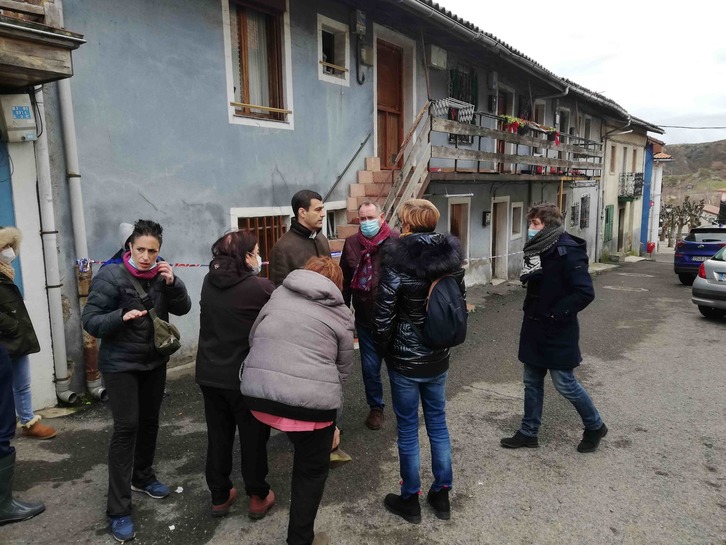 Responsables municipales y personas afectadas ante las viviendas incendiadas. (Ayuntamiento de Trapagaran)