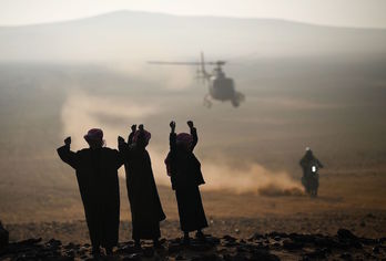 Unos niños reaccionan al paso de la competición de motos. (Franck FIFE/AFP)