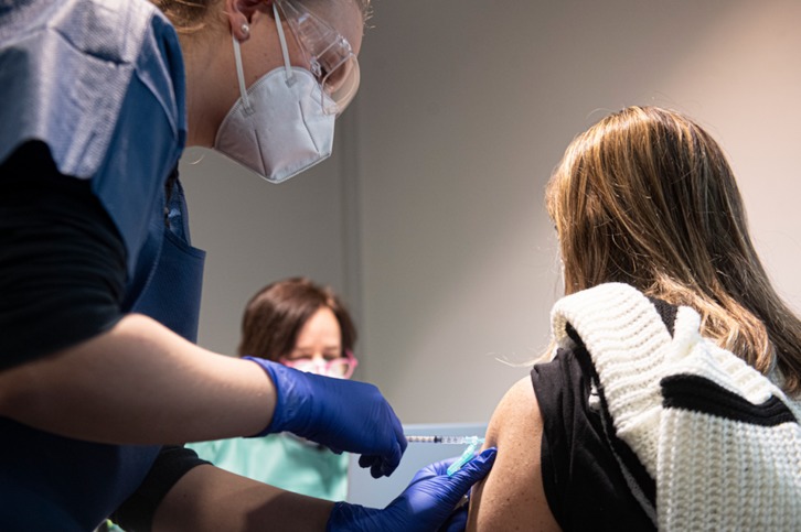 Nafarroako osasun zerbitzuetako langileei koronabirusaren aurkako txertoa jartzen. (Jagoba MANTEROLA/FOKU)