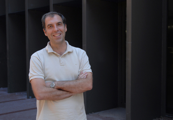 David Escors, junto a las instalaciones de Navarra Biomed.
