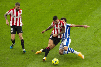 Iñigo Martínez observa la pugna entre Núñez y Oyarzabal en el derbi de Nochevieja en San Mamés. (Monika DEL VALLE / FOKU)