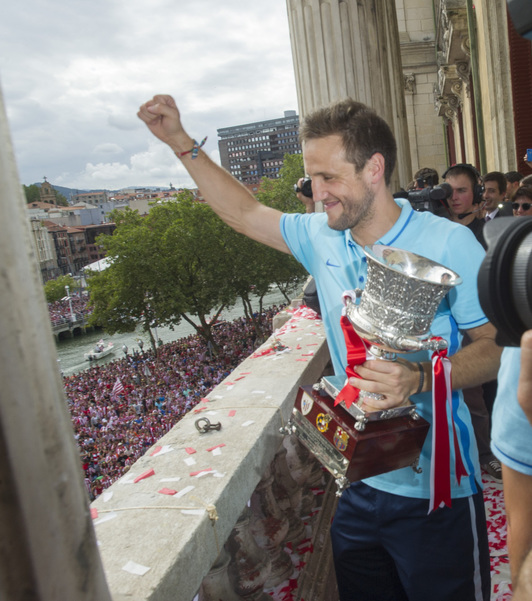 Gurpegi con la Supercopa de 2015 saluda desde el Ayuntamiento de Bilbo. (Marisol RAMIREZ / FOKU)