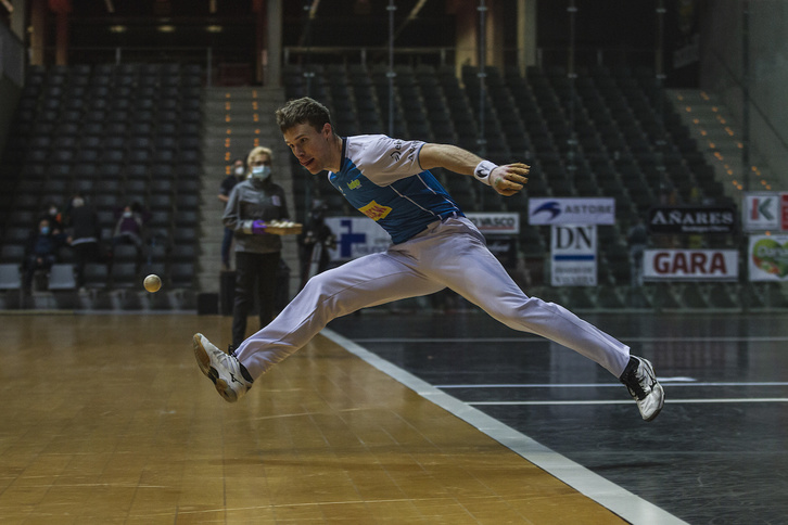 Artola, aurreko igandeko partidan pilotara iristeko ahaleginetan. (Aritz LOIOLA/FOKU)