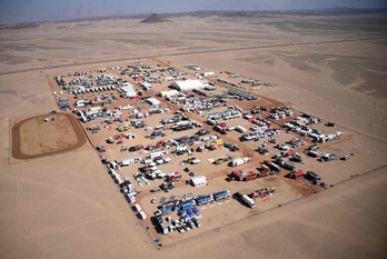 La caravana del Dakar, una de las imágenes que se suelen ver muy poco. (Franck FIFE/AFP)