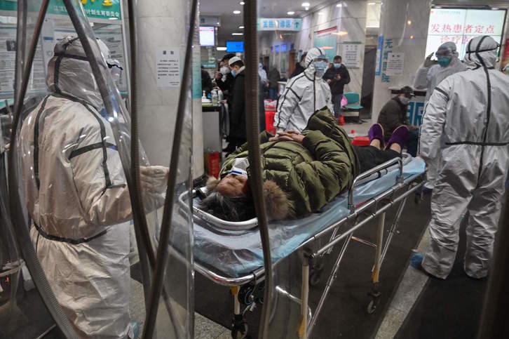 Traslado de un paciente el 25 de enero en el hospital de la Cruz Roja de Wuhan. (Hector RETAMAL/FOKU)