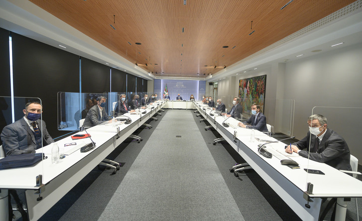 Reunión del Comité Asesor del LABI el pasado lunes, con Jonan Fernández y Denis Itxaso en primer término.     (Irekia)
