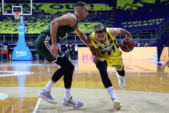 Nando De Colo ha pasado por encima de la floja defensa baskonista. (EUROLEAGUE.NET)