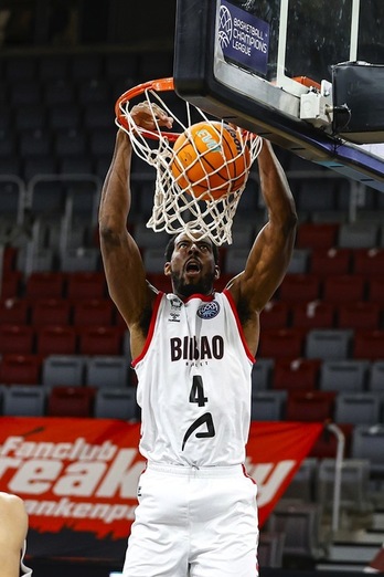 Mate de un Aminu destacado en el juego de los hombres de negro. (FIBA BASKETBALL)