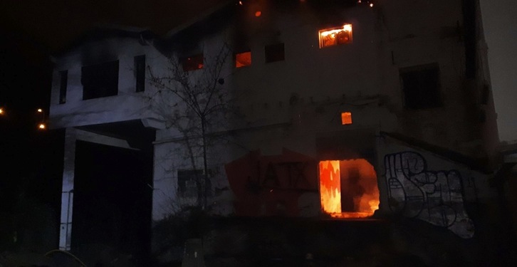 Imagen del incendio que ha terminado arrasando las naves de la antigua harinera de Miluze. (POLICÍA MUNICIPAL DE IRUÑEA)