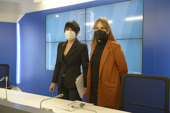 Maddalen Iriarte y Nerea Kortajarena han informado de la propuesta remitida a Pedro Azpiazu. (Raúl BOGAJO/FOKU)