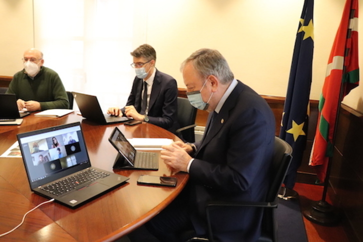 Imagen de la reunión telemática entre el equipo de Azpiazu y Elkarrekin Podemos. (IREKIA)