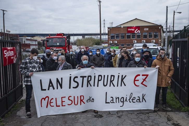 Los trabajadores de Melesur se han concentrado ante las instalaciones de la empresa en Trapagaran. (Aritz LOIOLA/FOKU)
