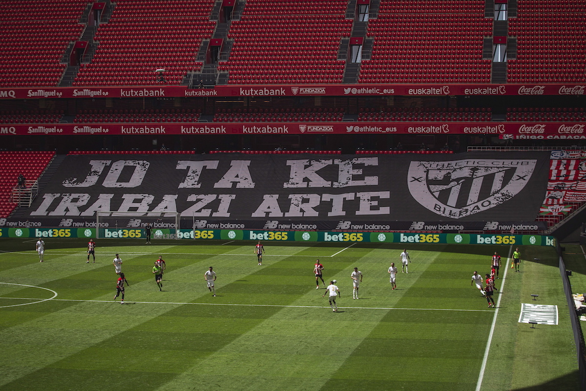 Pancarta con el lema «Jo ta ke irabazi arte» colocado en un Athletic-Real Madrid disputado durante la pandemia. (Aritz LOIOLA / FOKU) Pancarta con el lema «Jo ta ke irabazi arte» colocado en un Athletic-Real Madrid disputado durante la pandemia. (Aritz LOIOLA / FOKU)
