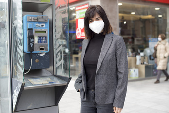 Eva Rodríguez de Luis, junto a una cabina en Iruñea. (Iñigo URIZ/FOKU)