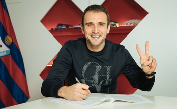 Kike García ha firmado en Ipurua la renovación de su contrato. (@SDEibar)