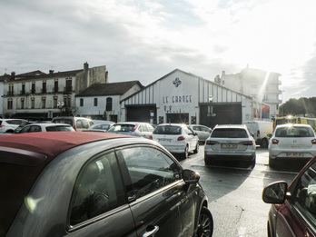 Le parking se transformera bientôt en place. © Illan EDME