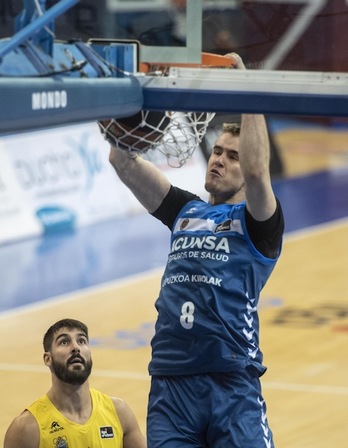 Mate de Dino Radoncic en el partido de Acunsa Gipuzkoa Basket frente a Iberostar Tenerife. (Jon URBE / FOKU)