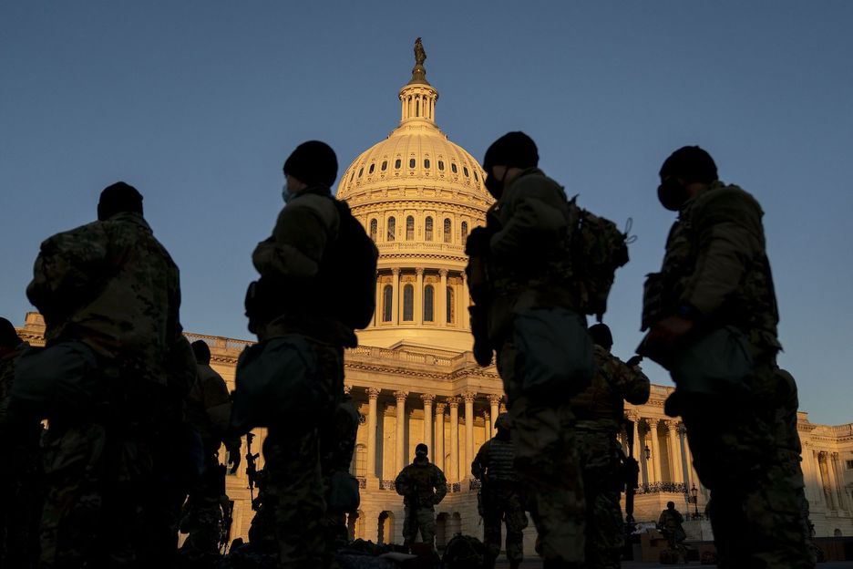 Reparto de armas a las afueras del Capitolio. (Stefani REYNOLDS/AFP)